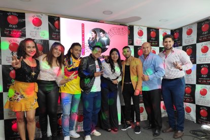 El equipo 

de la radio 

con los participantes.