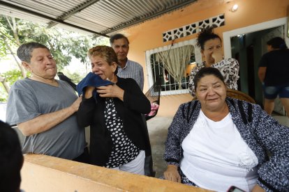 Familiares de las víctimas lloran desconsoladamente. Dos de ellos suplicaron para que no los mataran.