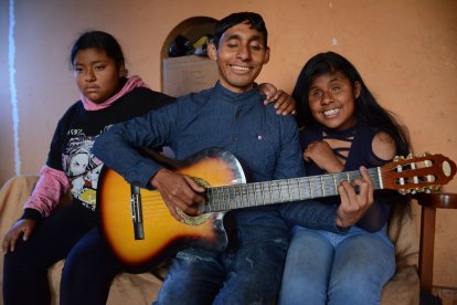 El Centro Histórico de Quito es el escenario artístico de padre e hija con discapacidad visual