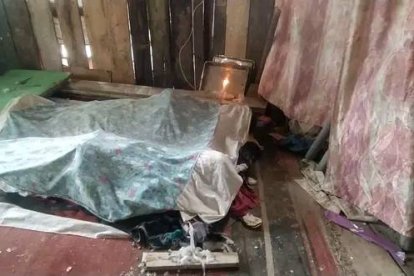 Los cuerpos quedaron sobre el piso de madera donde descansaban.