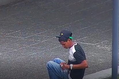 El sujeto fue captado por cámaras de la Corporación para la Seguridad Ciudadana de Guayaquil.