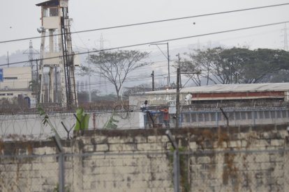 Los reos a cargo de la seguridad de sus pabellones permanecen en las partes altas de los muros.