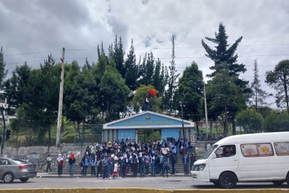 Los estudiantes del colegio Montúfar hicieron una protesta afuera del plantel.