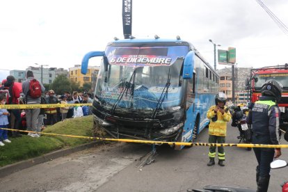 El bus se impactó con otros autos en su trayecto sin frenos.