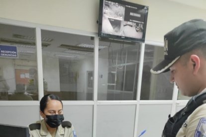 La última foto que se tomó Verito en el ‘camello’. Aparece con el subteniente Jiménez.