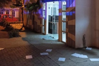 En hojas, los antisociales dejaron mensajes amenazantes a los uniformados.