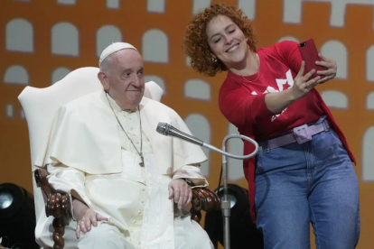 El papa avisa a los jóvenes que depender del teléfono "atrofia el deseo"