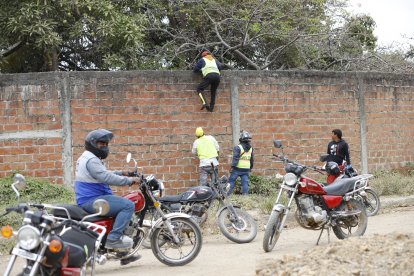 Amigos de la víctima buscaban a los asesinos, poco después del crimen.