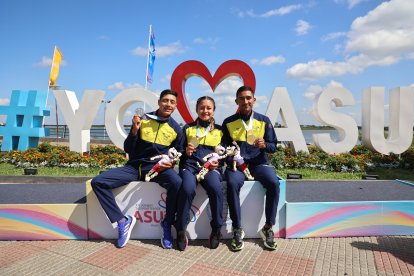 La gloria deportiva en una foto: David Hurtado, Glenda Morejón y Daniel Pintado.