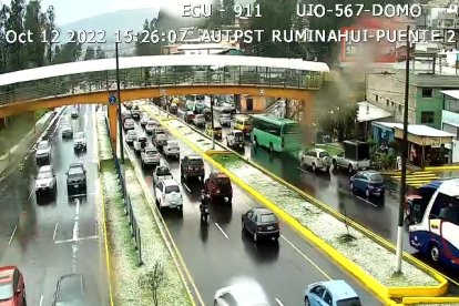 Se reportó acumulación de agua lluvia en algunos tramos de la Autopista General Rumiñahui.
