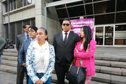 Rosa Pilco (saco floreado) aseveró que su hija es inocente y exige que la liberen.