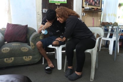 Las muletas soportan el físico del muchacho y su madre lo sostiene emocionalmente.