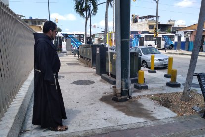 El pavimento tiene varias manchas de charcos de orina, los cuales con el sol intensifican su mal olor.