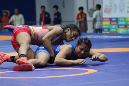 La luchadora ecuatoriana Lucía Yépez (i) se impuso en la final de los Juegos Suramericanos a la peruana Thalía Mallqui.