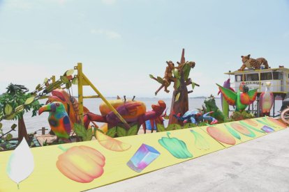 Un grupo de 20 artesanos han confeccionado los elementos que irán en las lanchas y barcazas alegóricas.