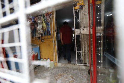 Familiares de la víctima recogerían todas sus pertenencias para abandonar el lugar.