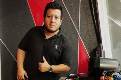 Alonso Lara labora en dos estaciones radiales de Guayaquil