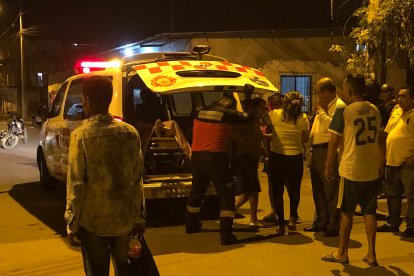 Dentro de la ambulancia quedó el cuerpo de Isaac.