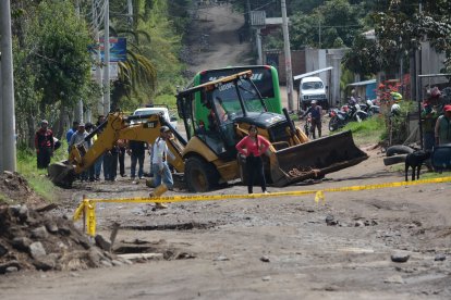 Algunos vehículos quedaron en medio del lodo. También hay varios huecos.