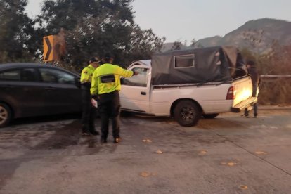 Un muerto y dos heridos deja choque de vehículos en la vía Cuenca-Girón-Pasaje