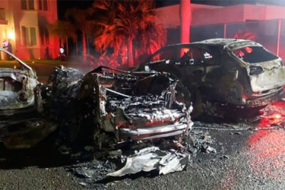 Queman dos carros de la exesposa del reguetonero Cosculluela