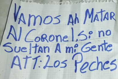 Estas hojas fueron lanzadas en el cuartel de la Policía de Huaquillas.