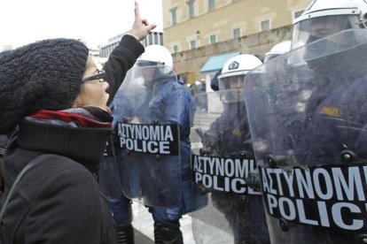 Detenidos dos policías griegos por violar presuntamente a joven en comisaría