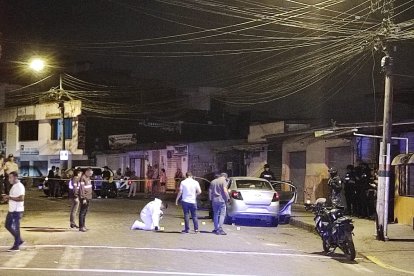 En este ataque fueron asesinados dos  hombres y una mujer resultó herida.