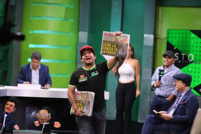 Alfonso Harb, Majo Flores y  Vito Muñoz con el EXTRA, mientras Jerson Ruiz explica la Despegadita Mundialista.