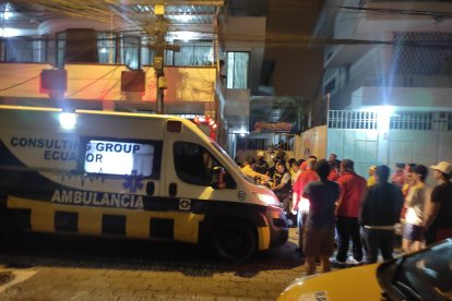 Una ambulancia llegó al lugar para que los paramédicos atendieran al herido.