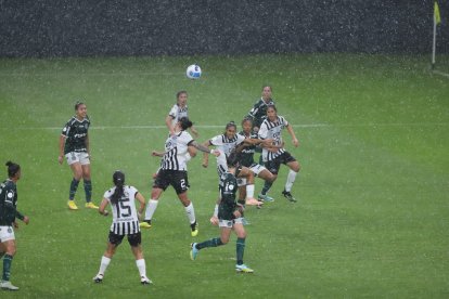 La lluvia complicó el normal desarrollo de las primeras dos jornadas en el estadio Banco Guayaquil.