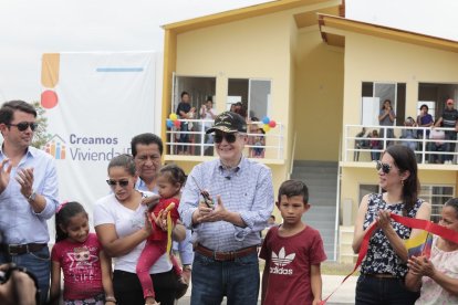El primer mandatario inauguró un complejo habitacional de 134 viviendas.