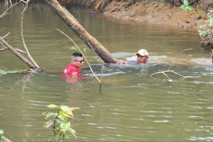 Los restos fueron sacados del afluente para ser llevados al  Centro Forense de Lago Agrio.