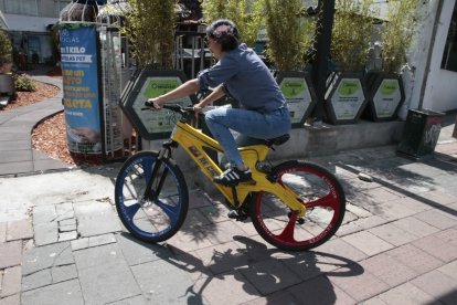 La gente llega hasta el laboratorio de reciclaje para depositar lo que ya no utilizan.
