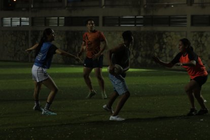 Los entrenamientos los realizan en la cancha de fútbol del parque de La Ferroviaria, suroeste de Guayaquil.