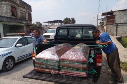 Parientes recogieron los féretros para darles cristiana sepultura.