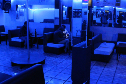 Pese a que el trabajo sexual no está penado como delito, dentro de estos lugares hay chicas que no tienen documentos que faculten su labor