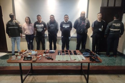 Los tipos tenía en su poder armas de fuego y otros objetos, producto de los atracos.