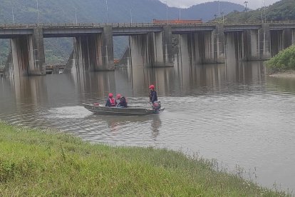 Bomberos de dos cantones siguen en la búsqueda.