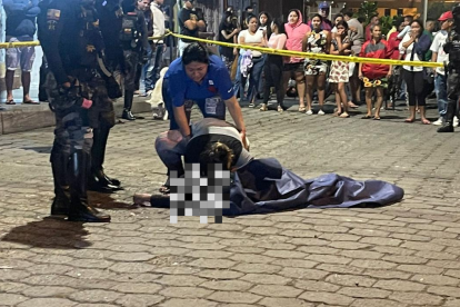 La madre de uno de los acribillados llegó hasta el sitio en el que acabaron con la vida de su hijo. La mujer se aferró al cadáver.