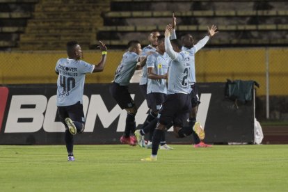 Universidad Católica ganó 2-0 a Emelec, pero no le alcanza para ganar la segunda etapa.