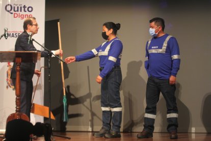 En la ceremonia les entregaron una pala y una escoba bendecidas.
