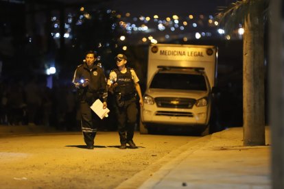 Agentes policiales llegaron al sector para investigar el crimen.