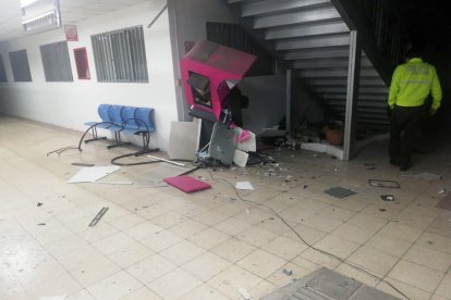 Hicieron explotar un cajero automático para robar el dinero