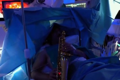 Le extirparon un tumor cerebral mientras tocaba el saxofón