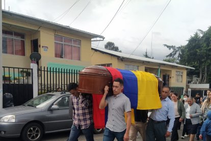 El cuerpo de la uniformada permaneció cerca de 20 horas en el Comando de Policía, sus compañeros le dieron el último adiós.