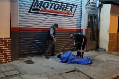 El fiscal Stalin Coca y policías acudieron al sitio donde fue asesinada la mujer de 29 años.