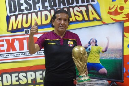 Luis Machuca levanta la copa de la suerte de EXTRA. Con su parlante vivirá su propio Mundial.