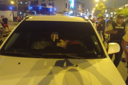El hombre quedó dentro del auto sin vida.