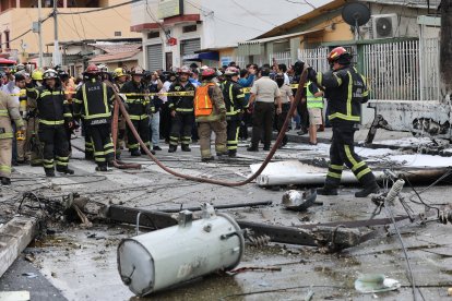 En su caída, la avioneta arrancó cables de energía eléctrica y postes de alumbrado.
